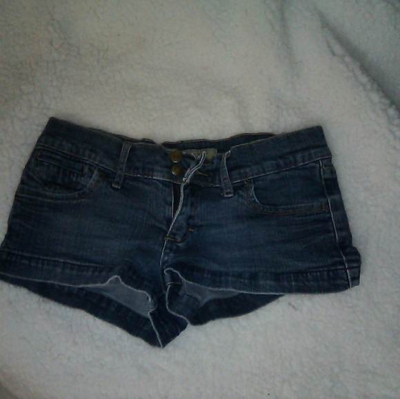 Short shorts - Picture 1 of 3